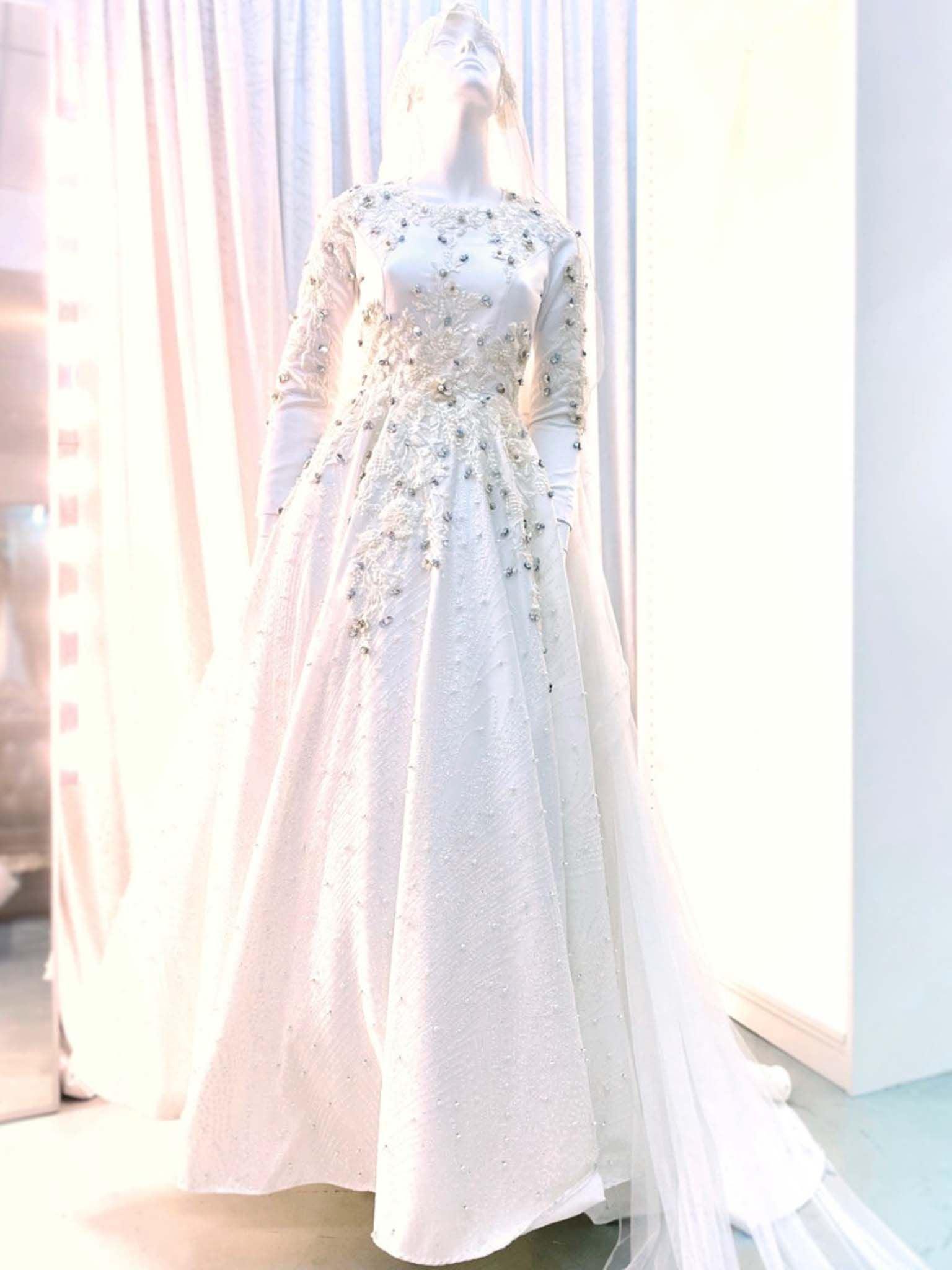 Sepasang baju pengantin, Gaun Ballgown dengan renda berkilauan berwarna putih pudar lengkap aksesori buatan Butik Pengantin PP Signature-a pair of wedding dresses, Ball gown Dress with glitter lace in off-white complete with accessories by PP Signature Bridal Boutique