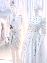 Sepasang baju pengantin, Gaun Ballgown dengan renda berkilauan berwarna putih pudar lengkap aksesori buatan Butik Pengantin PP Signature-a pair of wedding dresses, Ball gown Dress with glitter lace in off-white complete with accessories by PP Signature Bridal Boutique