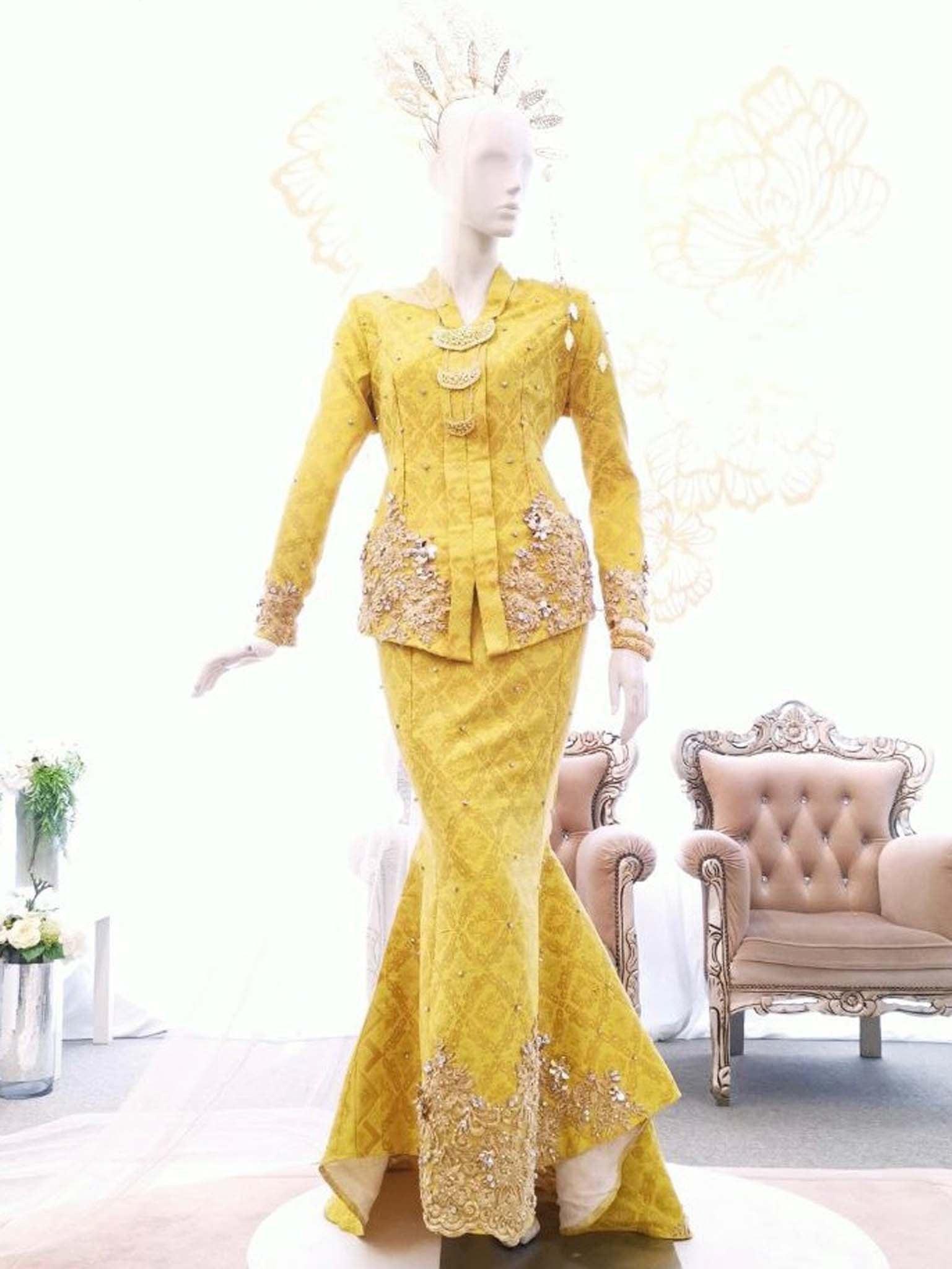 Baju Pengantin-Baju Pengantin songket-Baju Pengantin artis-Baju Pengantin terkini-Baju Pengantin muslimah-Baju Pengantin 2022-Baju Pengantin 2023-Baju Pengantin murah-Baju Pengantin lelaki-Baju Pengantin perempuan-pakej Baju Pengantin-Baju Pengantin plus size-pakej sanding-persandingan-malay wedding-custom rental Baju Pengantin-Baju Pengantin dark brown with tradisional design for malay wedding-Baju Pengantin Kuning-yellow wedding dress