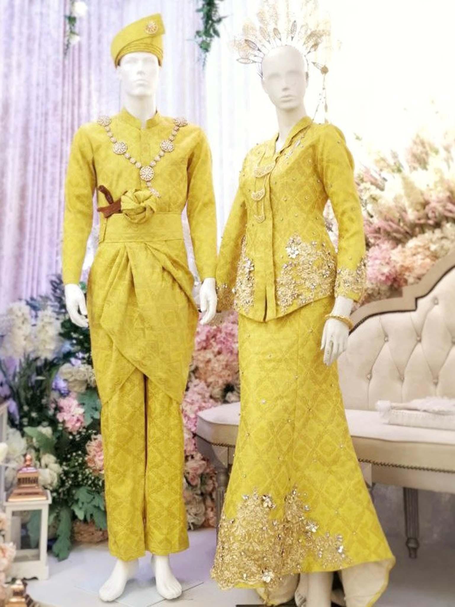 Baju Pengantin-Baju Pengantin songket-Baju Pengantin artis-Baju Pengantin terkini-Baju Pengantin muslimah-Baju Pengantin 2022-Baju Pengantin 2023-Baju Pengantin murah-Baju Pengantin lelaki-Baju Pengantin perempuan-pakej Baju Pengantin-Baju Pengantin plus size-pakej sanding-persandingan-malay wedding-custom rental Baju Pengantin-Baju Pengantin dark brown with tradisional design for malay wedding-Baju Pengantin Kuning-yellow wedding dress